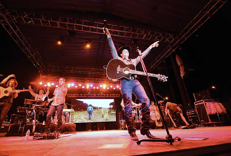 Clay Walker dazzles crowd during fair performance