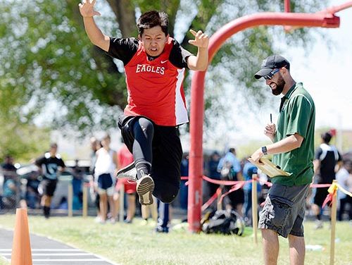 State qualification bids up for grabs at district meets