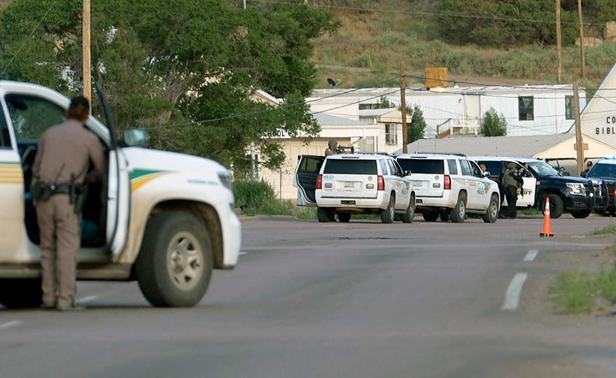 Robbery suspect caught after standoff in Tse Bonito