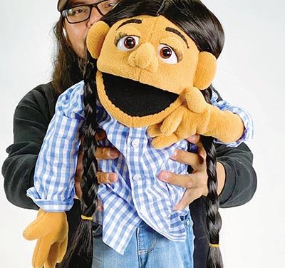 As Diné Bizaad declines among youth, puppets can help