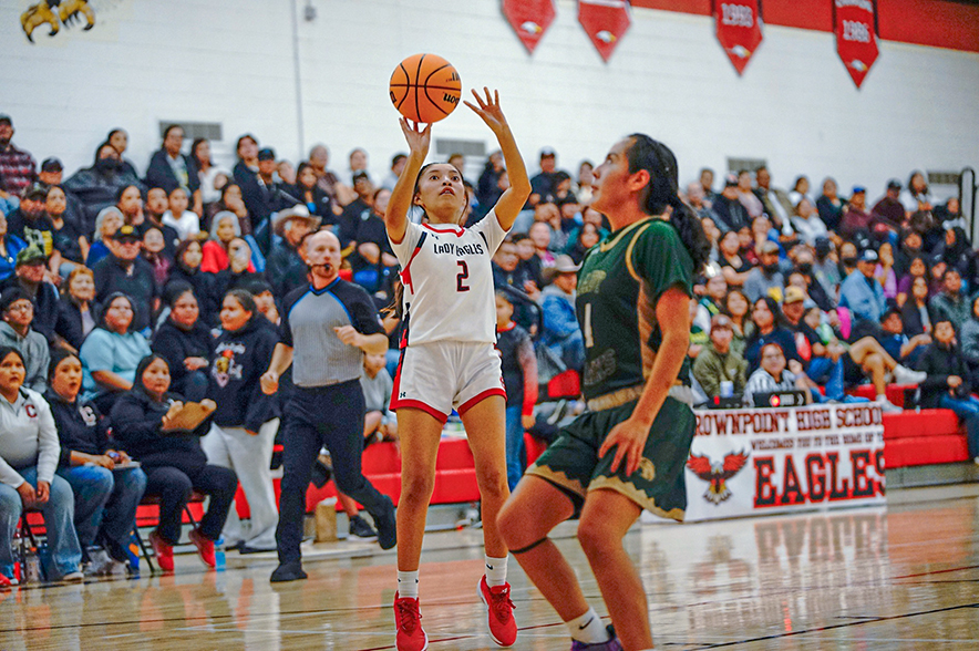 Crownpoint girls extend 8-game win streak in ugly 42-21 win over Thoreau