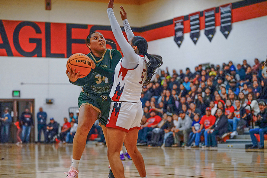 Crownpoint girls extend 8-game win streak in ugly 42-21 win over Thoreau