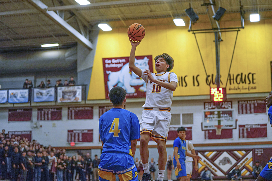 Bulldogs outlast Alchesay in postseason win