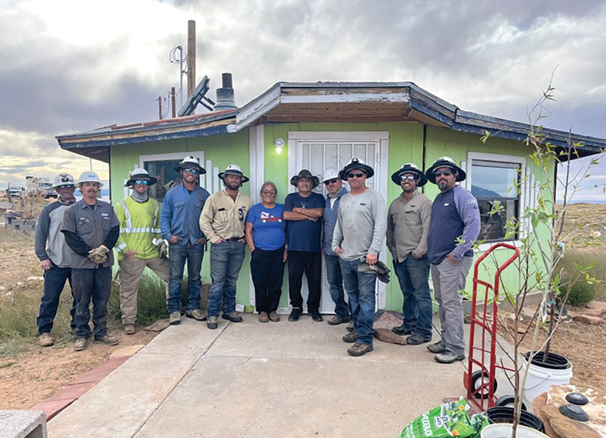 SRP crews connect 13 Western Navajo homes to power