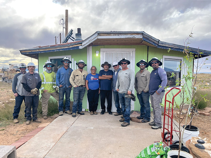 SRP crews connect 13 Western Navajo homes to power